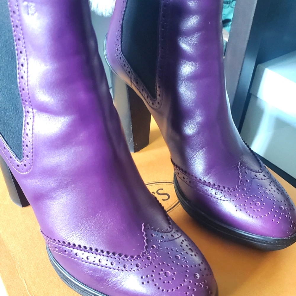 Tod's leather rubber soled platform booties